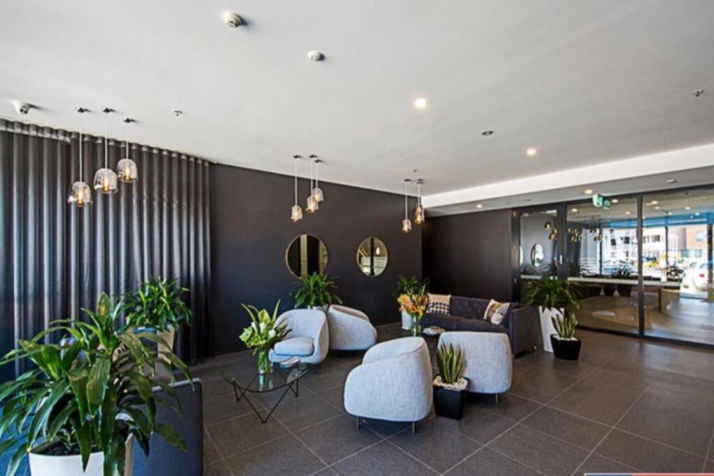 Luxe 2Br Executive Apartment Kingston Pool Parking Wifi Bbq Wine 외부 사진