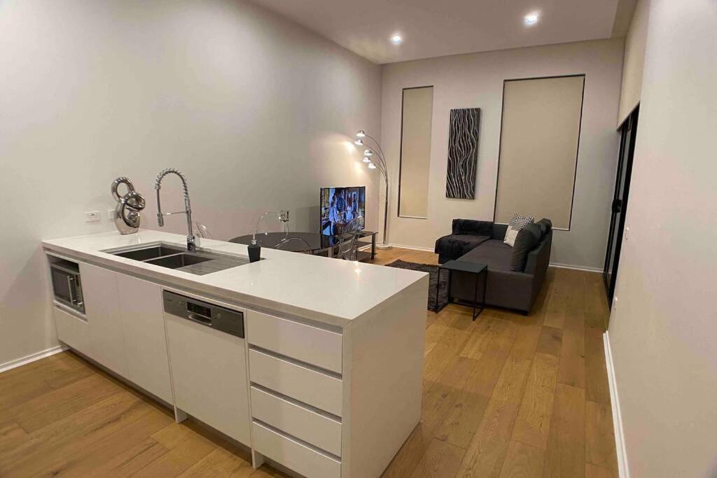 Luxe 2Br Executive Apartment Kingston Pool Parking Wifi Bbq Wine 외부 사진