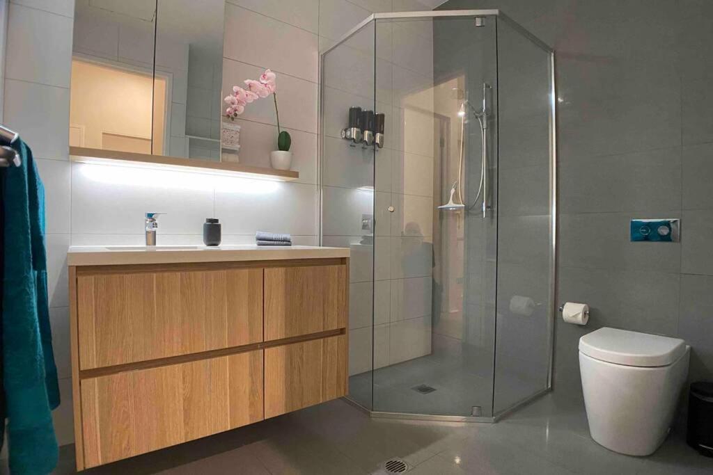 Luxe 2Br Executive Apartment Kingston Pool Parking Wifi Bbq Wine 외부 사진