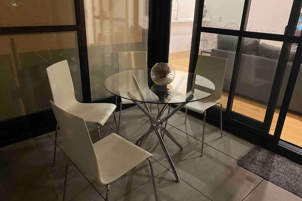 Luxe 2Br Executive Apartment Kingston Pool Parking Wifi Bbq Wine 외부 사진