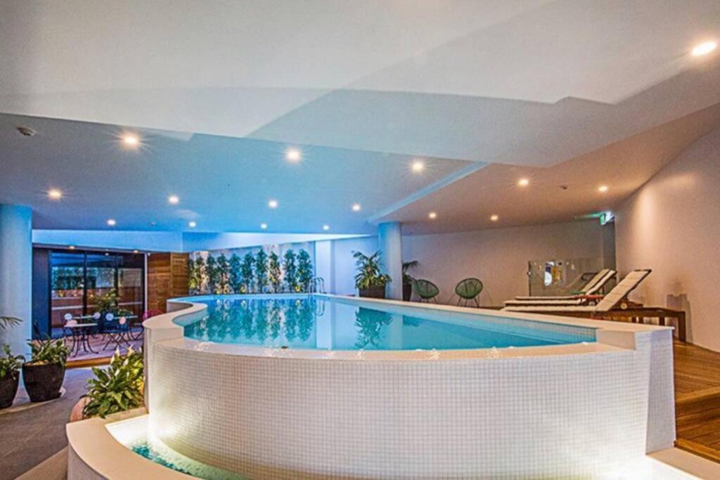 Luxe 2Br Executive Apartment Kingston Pool Parking Wifi Bbq Wine 외부 사진
