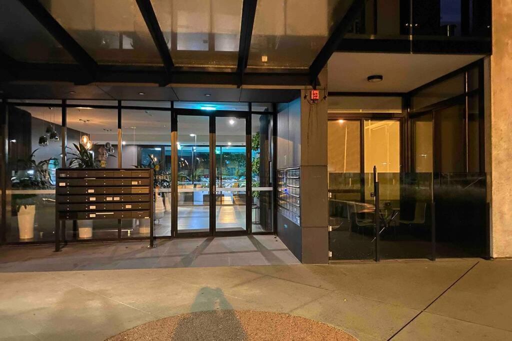 Luxe 2Br Executive Apartment Kingston Pool Parking Wifi Bbq Wine 외부 사진