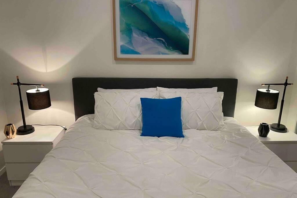 Luxe 2Br Executive Apartment Kingston Pool Parking Wifi Bbq Wine 외부 사진